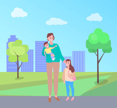 與女兒同行的婦女在公園抱著孩子