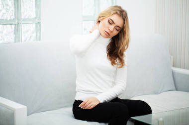 痛苦。美麗的年輕女子感到惡心, 頸部疼痛