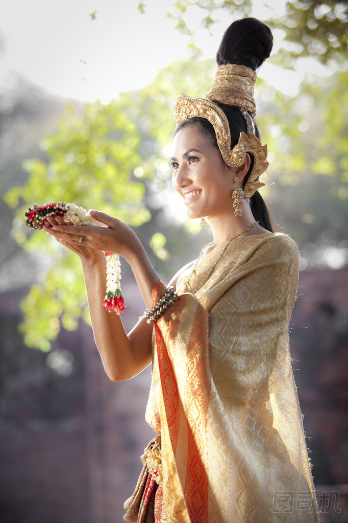 穿典型泰國服飾泰式寺廟背景的女人