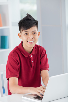 快乐的小学生图片