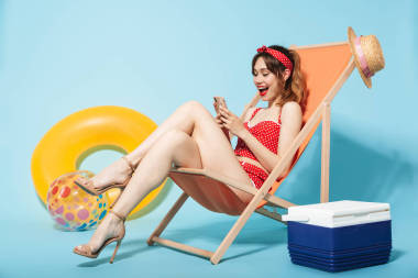 美麗的年輕女子穿著泳衣放松