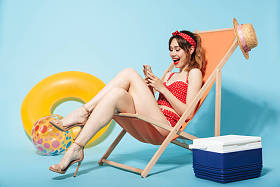 美丽的年轻女子穿着泳衣放松