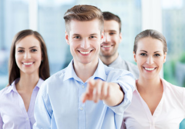 工友，倚在辦公室中的表