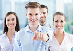 工友，倚在办公室中的表