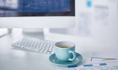 一杯咖啡在辦公室桌上圖片