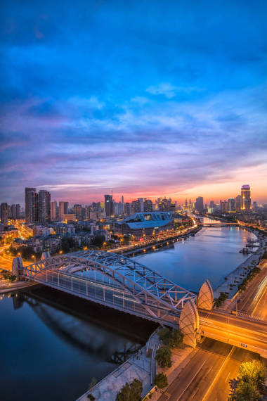 現(xiàn)代城市的夜景。 城市背景