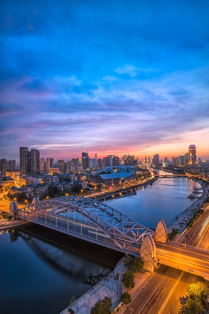 现代城市的夜景。 城市背景