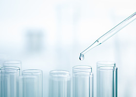 液滴从吸管向试管图片