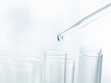 注入移液器滴入空試管