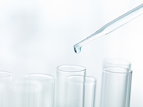 注入移液器滴入空试管