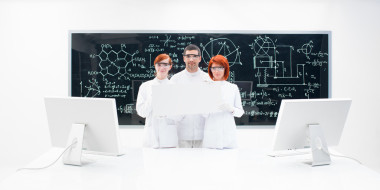 三個(gè)實(shí)驗(yàn)室技術(shù)員穿白色衣服