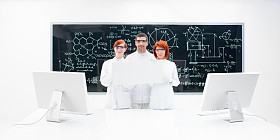 三个实验室技术员穿白色衣服