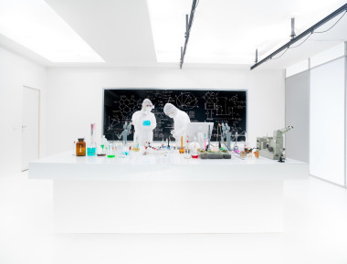 兩個工作戴著口罩的實驗室技術人員