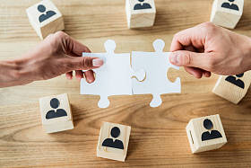 非洲美国女人和男人在木立方体附近拿着拼图的顶视图