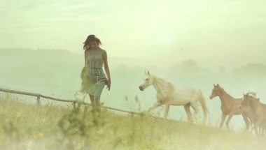 休息的馬之間的漂亮布魯內(nèi)特夫人