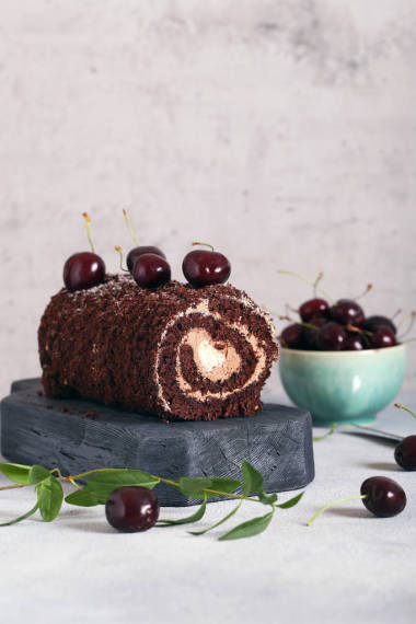 巧克力甜點(diǎn)卷香草奶油和甜櫻桃