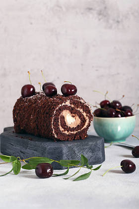 巧克力甜点卷香草奶油和甜樱桃