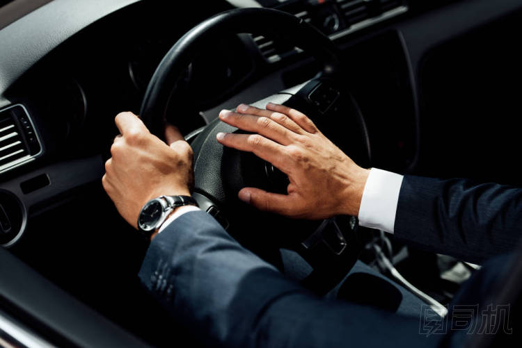 在陽光明媚的日子里,在汽車?yán)?非洲裔美國商人在車內(nèi)鳴聲