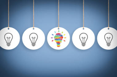 創(chuàng)意理念與在藍(lán)色背景上的燈泡