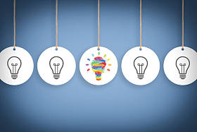 创意理念与在蓝色背景上的灯泡