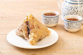 粽子或中国传统糯米水饺图片