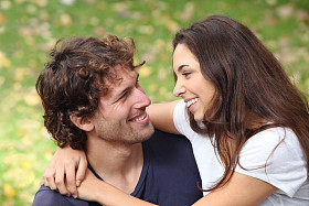 情侣拥抱和调情在公园图片