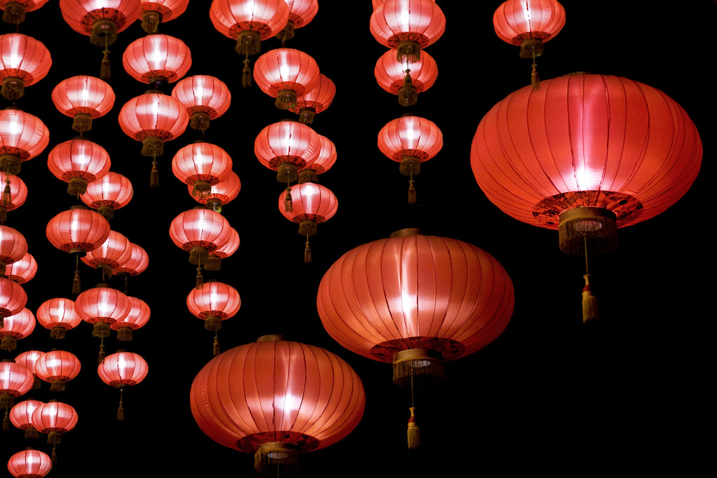 在晚上的中国红灯笼图片