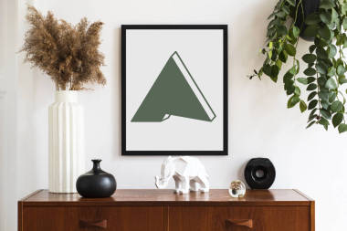 優(yōu)雅的復(fù)古房間室內(nèi)設(shè)計(jì)柜，花瓶，時(shí)尚的配件和黑色模擬海報(bào)框架。白墻上掛著美麗的植物。家庭裝飾的貨架概念。模板 