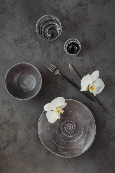 优雅的餐桌设置,针织灰色餐巾纸,餐具,陶瓷