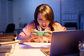 学生在手机上玩游戏图片