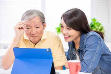 女兒教父親使用平板電腦