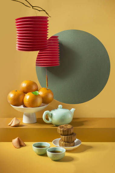 中国农历新年静生形象。彩色背景上的橘子