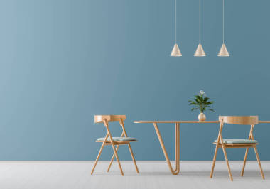 宽敞的现代用餐室配有木椅和桌子。微量