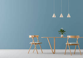 宽敞的现代用餐室配有木椅和桌子。微量