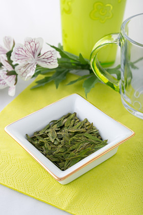 松绿茶叶与鲜花图片