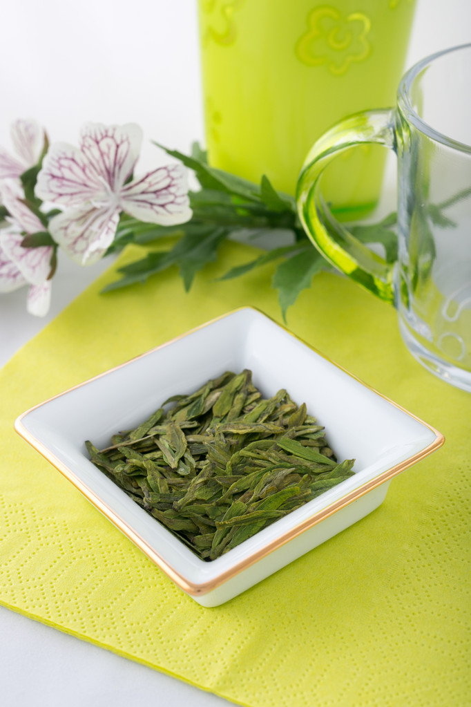 松绿茶叶与鲜花图片