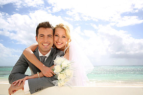 只是已婚的夫妇靠在围栏的海滩上