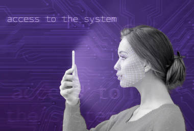 年輕女子使用手機(jī)使用面部識(shí)別系統(tǒng)的顏色背景