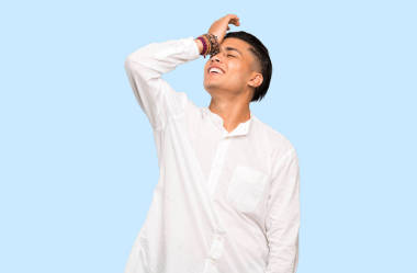 年轻人已经意识到一些东西，并打算在丰富多彩的背景上解决