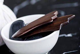 瓜沙按摩的木制刮刀工具图片