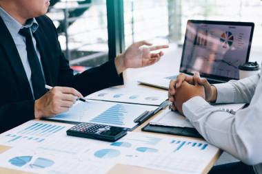 男性經理正在解釋公司的成本圖表