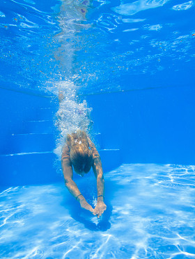 水下潜水的女人图片