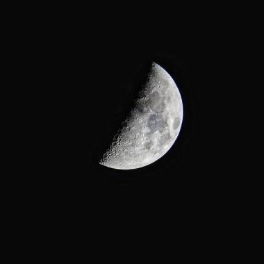 黑暗夜空中的月光圖片