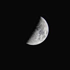 黑暗夜空中的月光图片