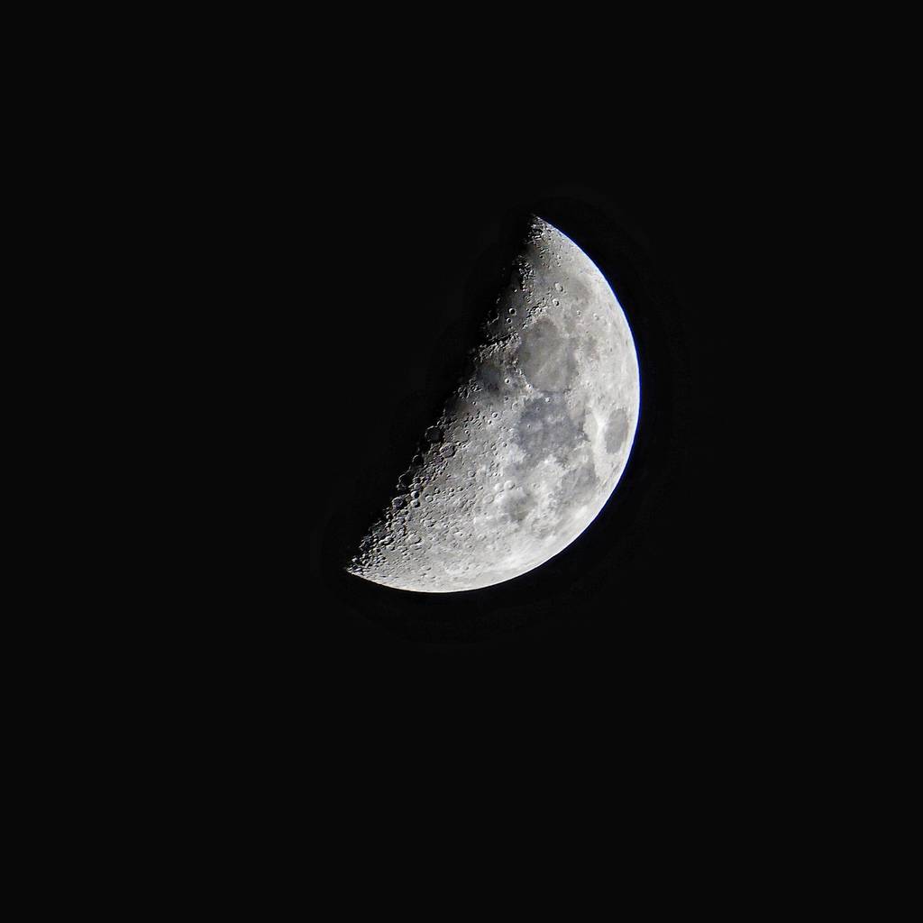 黑暗夜空中的月光图片 黑暗夜空中的月光图片