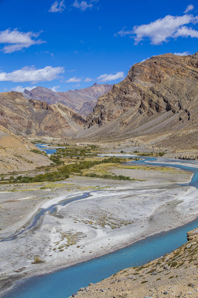 沿莱至马纳利公路的喜马拉雅山脉景观。印度喜马拉雅山的蓝河和岩石山脉 沿莱至马纳利公路的喜马拉雅山脉景观。印度喜马拉雅山的蓝河和岩石山脉