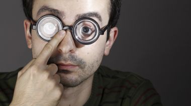 一個年輕男子的畫像圖片