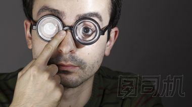 一個(gè)年輕男子的畫像圖片