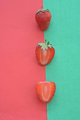 草莓特写两个彩色背景，水果夏天