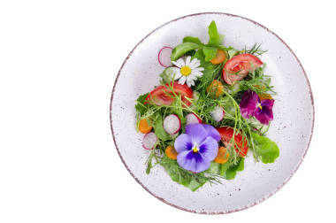 蔬菜沙拉與可食用的花朵在白色背景